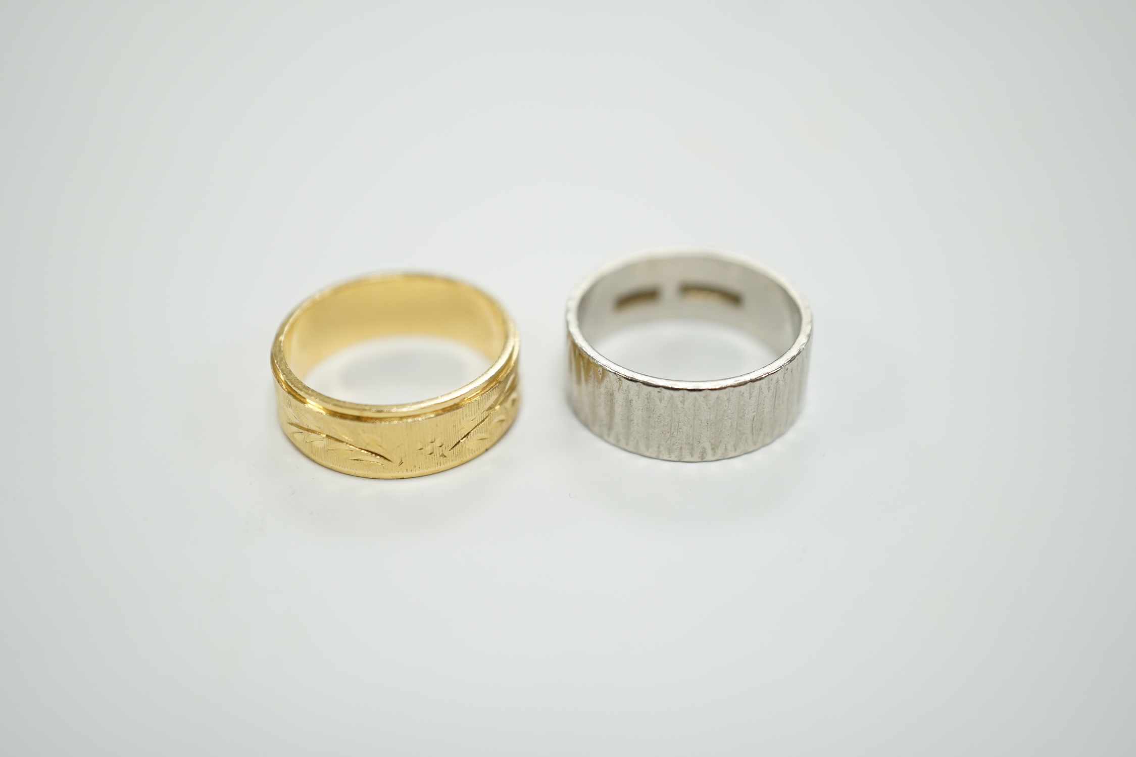 A textured white metal (stamped platinum) band, 7 grams, an 18ct gold band,4.5 grams and a 9ct gold manual wind wrist watch, on a 9ct expanding bracelet, gross weight 23 grams.